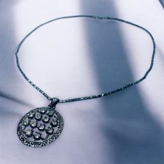 ジャーリーパターン透かしネックレス 陰影シルバー