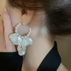 レディース ピアス パール フープピアス 大ぶり 揺れる 花びら ホワイト 大人可愛い 上品アクセ 韓国風 清楚コーデ デート 結婚式 お呼ばれ 二次会 舞台 プレゼント 華やか 上質感 トレンドアクセ 女子会 発表会 20代 30代  高見え 清楚 B12