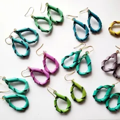 ツイストループレザーピアス　ブルー