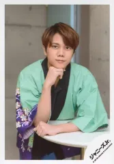 【中古】生写真(ジャニーズ) 7 MEN 侍/佐々木大光/上半身・衣装緑・黒・紫・右手顎・左手曲げ・前屈み・口閉じ/「SUMMER STATION パパママ一番 裸の少年 夏祭り!」グッズオフショット/公式生写真