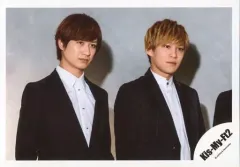 【中古】生写真(ジャニーズ) Kis-My-Ft2/千賀健永・宮田俊哉/横型・上半身・衣装白黒・目線左斜向き/17夏 コンサートパンフ＆グッツ撮影オフショット/公式生写真