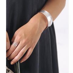 アクセサリー｜シンプルでカーヴィなワイドブレスレット バングル SV