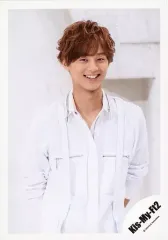 【中古】生写真(ジャニーズ) Kis-My-Ft2/藤ケ谷太輔/上半身・衣装白・両手後ろ・笑顔・目線左・背景白/シングル「君、僕。」MV＆ジャケ写オフショット/公式生写真 