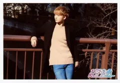 【中古】生写真(男性) 超特急/ユーキ(村田祐基)/横型・膝上・衣装黒.ベージュ・右手てすり・顔左向き/ユーキpresents HAPPY BIRTHDAY＆HAPPY DAY スペシャル生写真