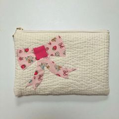 【2024 新作】ハンドメイド　パッチdeポーチ　ヌビとリボン　パッチワーク　アップリケ　ポーチ　フラットポーチ　キルトゲイト　リボン　花柄　いちご