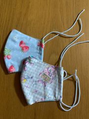 ハンドメイド幼児用マスク　2つ☆   水色いちご柄／水色チェックユニコーン柄