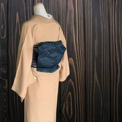 結城紬と帯　黒　美品　帯は生紬手刺繍袋帯です 着物 浴衣/水着 レディース 開店祝い