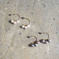 Ouca（ウーサ）ピアス／【一点もの】淡水パールが3粒揺れるC型フープピアスWH/GRY