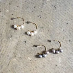 Ouca（ウーサ）ピアス／【一点もの】淡水パールが3粒揺れるC型フープピアスWH/GRY
