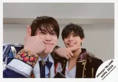【中古】生写真(ジャニーズ) ジャニーズJr./岩崎大昇・菅田琳寧/横型・バストアップ・衣装白・黒・青・岩崎右手親指立て・菅田右手人差し指立て/Johnnys’ ISLAND セルフィー 2020/公式生写真