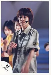 【中古】生写真(ジャニーズ) 関ジャニ∞/渋谷すばる/ライブフォト・上半身・ベージュ色ジャケット・目線下・イヤホンマイク・背景人/公式生写真
