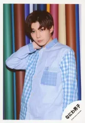 【中古】生写真(ジャニーズ) なにわ男子/長尾謙杜/上半身・衣装水色・右手首・左向き・背景カラフル/「アクリルスタンドII」オフショット/公式生写真