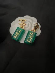 【今日特価】CHANEL エメラルドシュガークューブ レターイヤリング（葉莎太太同款） 送料無料！在庫限定セール価格
