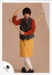 【中古】生写真(ジャニーズ) Mr.King vs Mr.Prince/岩橋玄樹/全身・衣装黒赤黄・蝶ネクタイ・両手で額縁・足交差・目線右・背景ベージュ/公式生写真