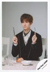 【中古】生写真(ジャニーズ) Hey! Say! JUMP/中島裕翔/上半身・座り・衣装紺・ナイフとフォーク持つ/「マエヲムケ」PV＆ジャケ写撮影オフショット/公式生写真