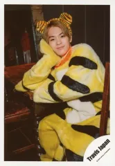 【中古】生写真(ジャニーズ) Travis Japan/松倉海斗/膝上・座り・衣装黄色・着ぐるみ・カチューシャ・右手頬杖・左向き/「アクリルスタンドII」オフショット/公式生写真