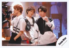 【中古】生写真(ジャニーズ) Snow Man/渡辺翔太・向井康二・阿部亮平/横型・膝上/アルバム「Snow Labo. S2」MV＆ジャケ写オフショット/公式生写真