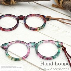 【新品】ルーペ 見やすい２枚レンズのルーペ メガネ型 眼鏡 老眼鏡 メガネ生地で作ってます ハンドル―ぺ 手で持つルーペ 女性 ルーペペンダント ルーペネックレス 携帯 かわいい 拡大鏡 おしゃれ 軽い 倍率 約1.75倍 No.ルーペ PEAL SALA