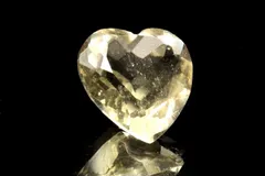 【１点物】希少◇宝石質 リビアングラス　11x11mm　ハートファセットカット ルース パワーストーン 天然石 _PC4327