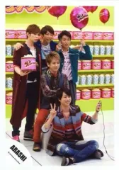 【中古】生写真(ジャニーズ) 嵐/集合(5人)/全身・座り・両手風船・右手ポップコーン・腕組み・肩組み・背景緑/公式生写真