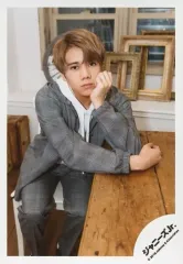 【中古】生写真(ジャニーズ) 7 MEN 侍/佐々木大光/膝上・座り・衣装グレー・白・左手頬杖/JOHNNYS’ ISLAND STORE オフショット/公式生写真