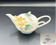 【希少】FRANZ（フランツ）のティーポット 蓮の花の立体装飾とハンドル曲線が美しい パステル彩色 美品 F001