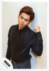 【中古】生写真(ジャニーズ) 嵐/松本潤/膝上・シャツ黒・左手グー・体左向き・首傾げ/「復活LOVE」PV＆ジャケ写撮影オフショット/公式生写真