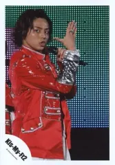 【中古】生写真(ジャニーズ) Kis-My-Ft2/藤ヶ谷太輔/ライブフォト・膝上・衣装赤銀・右手パー・左手マイク/公式生写真