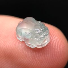 天然　本翡翠　グラス質　彫刻ルース　2.30ct　貔貅　彫刻　金運アップ　お守り　1点物　国内ミニ鑑別書付き