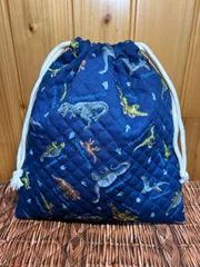 402 ハンドメイド　巾着袋　35×30  オムツ入れ　お着替え袋　お道具入れ　上履き入れ　体操着袋　ズック袋　キルティング　 生き物　動物　恐竜　恐竜図鑑　ダイナソー　ティラノサウルス　トリケラトプス　ジュラシック　小学校　こども園　男の子　女の子