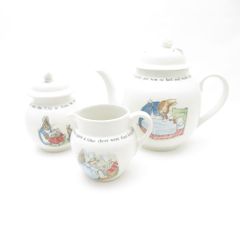 美品 KPM BERLIN KPMベルリン Neuosier ノイオジェール ティーカップ＆ソーサー 紅茶 フラワーブーケ 花 蝶 金彩 SU8319U 美品 KPM BERLIN KPMベルリン Neuosier ノイオジェール ティー