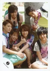 【中古】生写真(ジャニーズ) Mr.King vs Mr.Prince/集合(6人)/全身・座り・衣装ピンク・グレー・白・黄・神宮寺屈み・後ろ木・野外/キンプリハワイ第二弾/公式生写真