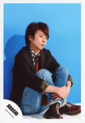 【中古】生写真(ジャニーズ) 嵐/櫻井翔/全身・座り・衣装黒・白・ネクタイ赤・両手重ね・足交差・体右向き・首傾げ・背景青/「Are You Happy?」ジャケ写撮影＆「Don’t You Get It」PV撮影/公式生写真