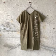 ビギBIGIカーキハンドペイント風プリントプリントワンピース