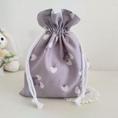 コップ袋　フリル　女の子　いちご柄　ハンドメイド　【北欧風いちごラベンダー】裏地付きお名前書くだけコップ袋　入園準備　入園グッズ　入園セット　通園グッズ　3点セット　お弁当袋　ランチョンマット　ランチマット　くすみ　ニュアンスカラー　紫　パープル　マチなし