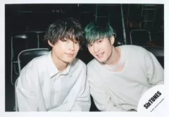 【中古】生写真(ジャニーズ) SixTONES/松村北斗・ジェシー/横型・バストアップ/シングル「僕が僕じゃないみたいだ」MVオフショット/公式生写真