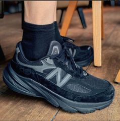 本日の特別価格ニューバランス 990V6 "トリプルブラックNew Balance 990V6 "Triple Blackスニーカー"