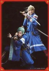 【中古】生写真(男性) 三浦宏規(髭切)・高野洸(膝丸)/全身・衣装青・白・枠赤・刀持ち・キャラクターショット/「ミュージカル『刀剣乱舞』 髭切膝丸 双騎出陣2020 ～SOGA～」ランダムブロマイド SOGAver.