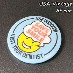 缶 バッジ　アメリカ　輸入 雑貨　ビンテージ　55mm　『 笑顔で歯科医! 』　当時物　　ヴィンテージ　バッチ　ピンバッチ　ノベルティー　広告　メッセージ レトロ　　( BAT1068 )
