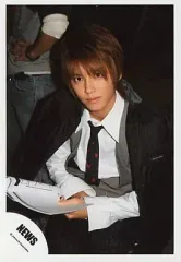 【中古】生写真(ジャニーズ) NEWS/手越祐也/座り・手に紙・ジャンパー黒・インナー白シャツ・ベストグレー・ネクタイ/公式生写真