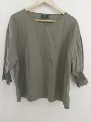 ◇ RNA アールエヌエー Vネック シャーリング 七分袖 シャツ ブラウス サイズM カーキ レディース  【中古】 【1206280004403】