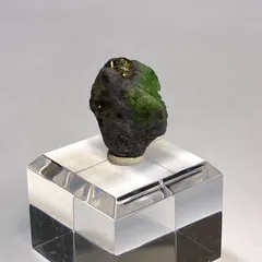 タンザニア産ツァボライト 【一点物】 原石 鉱物 天然石 パワーストーン (No.1692)