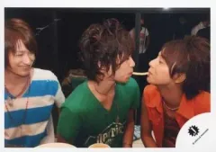 【中古】生写真(ジャニーズ) Kis-My-Ft2/藤ヶ谷・千賀・宮田/横型・バストアップ・藤ヶ谷千賀ポテトを咥える・宮田衣装ボーダー青白/公式生写真