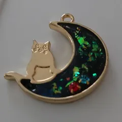 神秘的な宇宙カラー 深いブルーの月ネコペンダントヘッド  レジン ハンドメイド