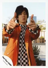 【中古】生写真(ジャニーズ) Hey! Say! JUMP/中島裕翔/上半身・衣装オレンジ・白 黒 チェック柄シャツ・両指たて前・背景屋外/公式生写真