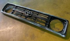 ハリアー60系　トヨタ純正フロントグリルエンブレム(新品未使用品） ○新品 未使用 純正部品 トヨタ ハリアー 60系 後期 GR SPORTS