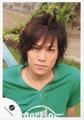 【中古】生写真(ジャニーズ) Kis-My-Ft2/千賀健永/バストアップ・衣装Tシャツ緑・野外・カメラ目線/公式生写真