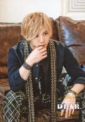 【中古】生写真(ジャニーズ) Hey! Say! JUMP/山田涼介/膝上・座り・衣装黒金・右手顎・目線右/「Hey! Say! JUMP LIVE TOUR 2016 DEAR.」オリジナルフォト