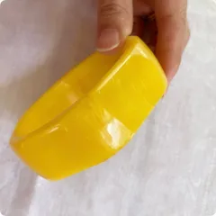 【フランス直輸入】パっと目をひくイエローが印象的 ヴィンテージ バングル