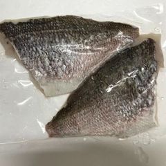 値下げ❗️冷凍真鯛(愛媛県産養殖、1～1.2キロサイズ、皮付き上身2枚、アラ付き)